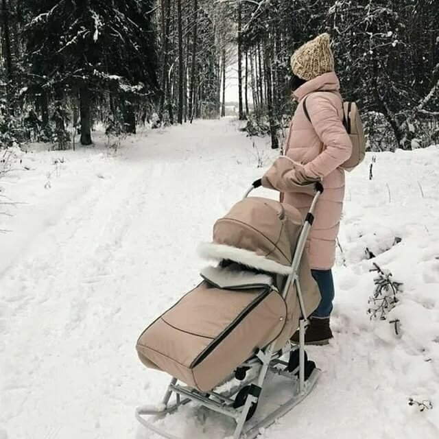Практически это та же мягкая коляска, но на полозьях. Тем более, часто к ним добавлены и выдвигающиеся колеса