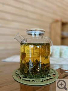 мы угощались ароматным чаем с травами, медом и сушками