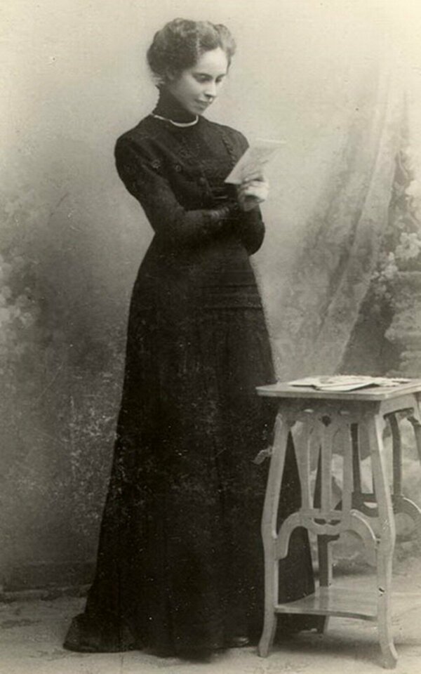 Елена много читала и была лично знакома со многими писателями