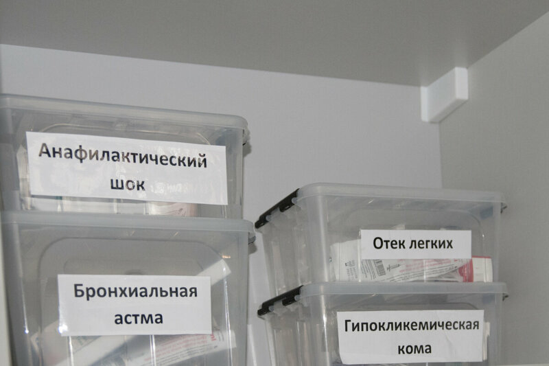 Вся эта информация – аллергии на препараты, группа крови и прочее, - необходима врачу и среднему медицинскому персоналу.