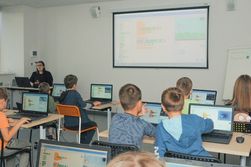 Большая часть преподавателей школы - это практикующие айтишники.