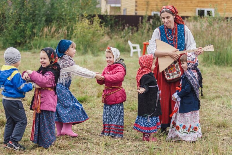 Одна команда кричит другой: – Цепи, цепи кованы, распутайте нас!