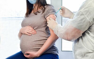 Прививаться от COVID-19 можно почти всем. Но не любой вакциной! Минздрав утвердил перечень противопоказаний к вакцинации от коронавируса